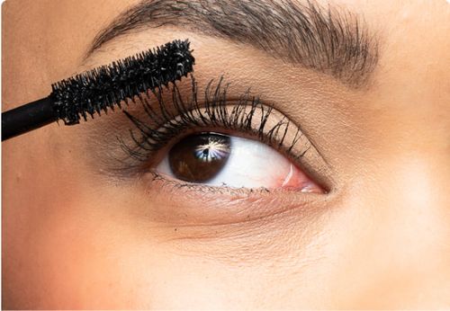Comment éviter que le mascara fasse tomber vos cils : erreurs courantes et solutions efficaces