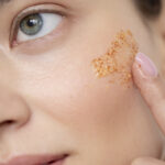 Pores visibles et peau granuleuse