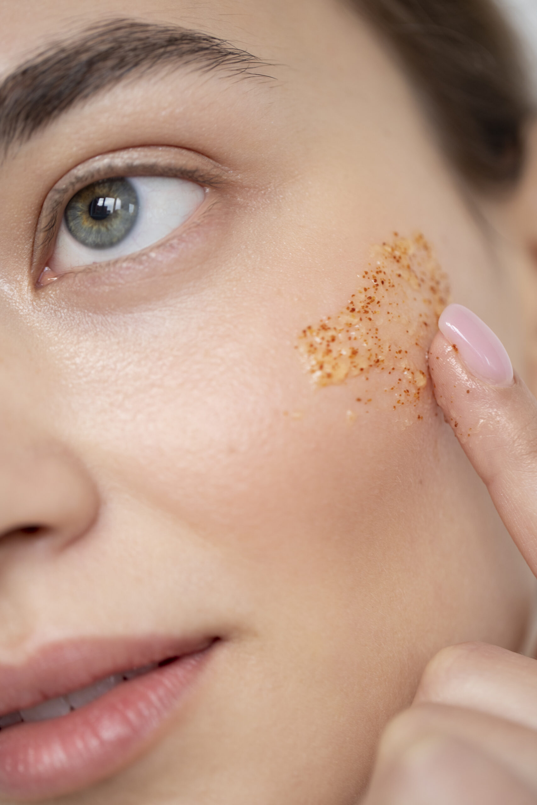 Pores visibles et peau granuleuse : comment lisser ton grain de peau